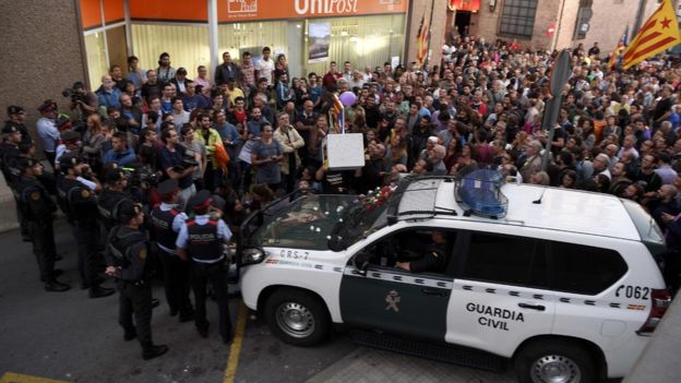  警方与抗议者发生冲突。（图片来源：BBC）