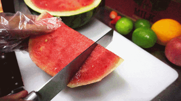 在家里抱着西瓜,吹着空调,看着美剧过夏天