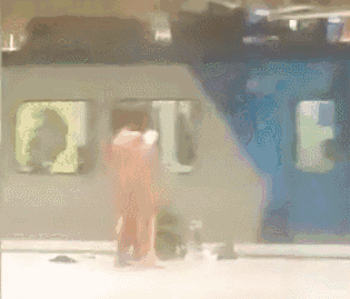 卧槽!两名男子竟在火车站站台啪啪啪!衣服裤子脱了就搞!全身一丝不挂!