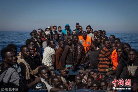 当地时间2017年5月18日，意大利兰佩杜萨，移民和难民挤在一艘小木船上等待救援。。 Chris McGrath 摄 图片来源：视觉中国