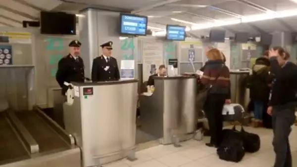 偷渡客手持中国假护照在意大利机场遇阻