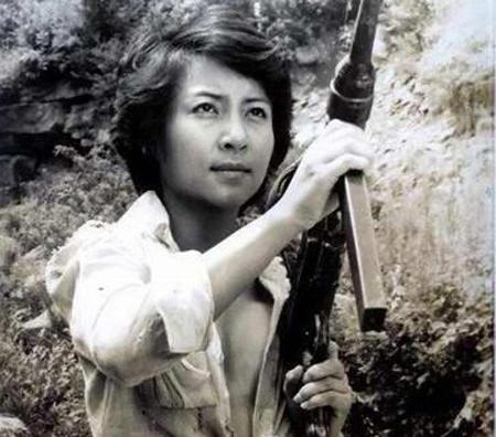 抗战中的女兵,没时间整理衣服