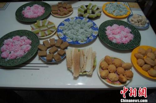 资料图：兴隆华侨农场归侨家中的香甜糕点。(<span target='_blank' href='http://www.chinanews.com/' >中新网</span>记者黄良策 摄)