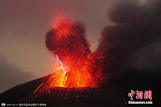 资料图：2015年3月16日消息，日本九州岛，德国摄影师马克·斯格瑞特捕捉到罕见的火山闪电现象和爆炸性冲击波席卷天空的壮观景象。 图片来源：CFP视觉中国