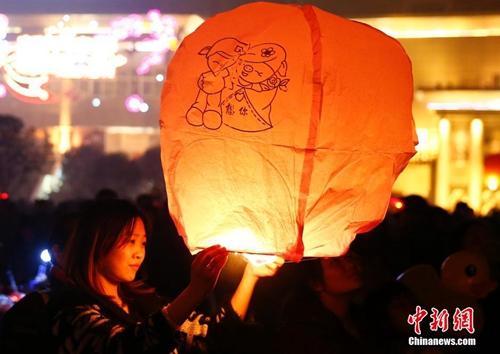 资料图:除夕夜 重庆民众燃放许愿灯。<span target='_blank' href='http://www.chinanews.com/'>中新社</span>发 张浩 摄 资料图:除夕夜 重庆民众燃放许愿灯。<span target='_blank' href='http://www.chinanews.com/'>中新社</span>发 张浩 摄