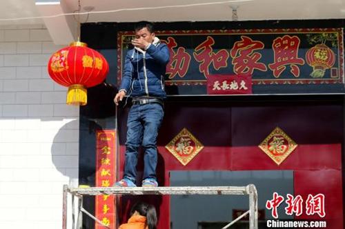 资料图:陕西关中乡村年味浓,村民挂起了灯笼。张远 摄 资料图:陕西关中乡村年味浓,村民挂起了灯笼。张远 摄