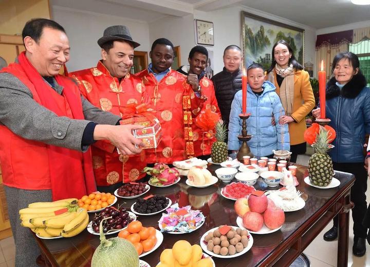 外国人过中国年有多拼?他们的包饺子神器让人笑cry