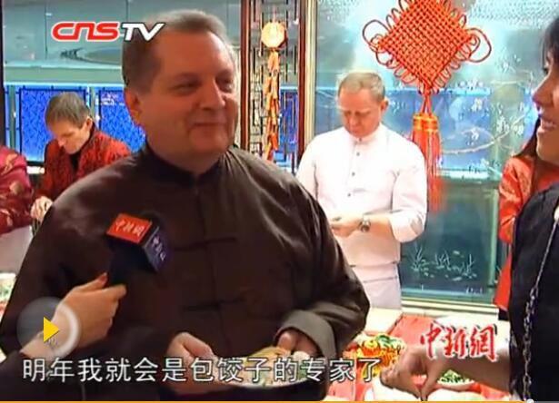 外国人过中国年有多拼?他们的包饺子神器让人笑cry