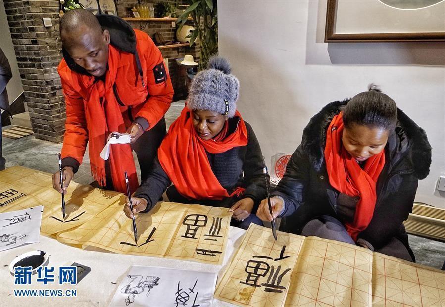 外国人过中国年有多拼?他们的包饺子神器让人笑cry