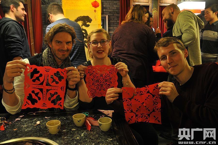 外国人过中国年有多拼?他们的包饺子神器让人笑cry