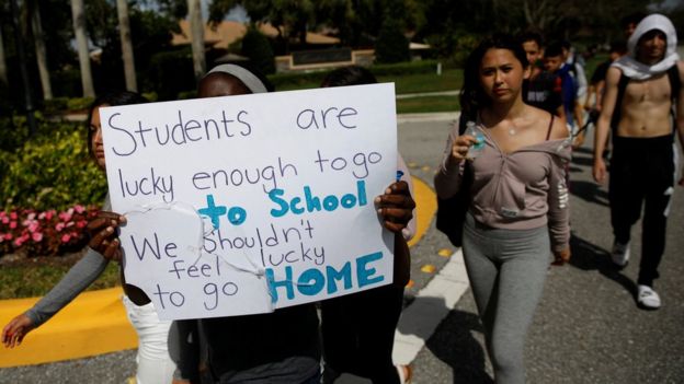 美国有学生组织游行，要求当局加强枪械管制