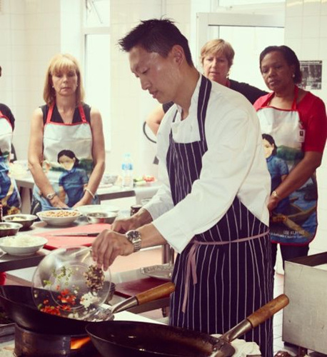 2016年， 应伦敦明爱学院的邀请，王晓馗给英国的中学老师培训，教授她们健康中餐的烹饪方法