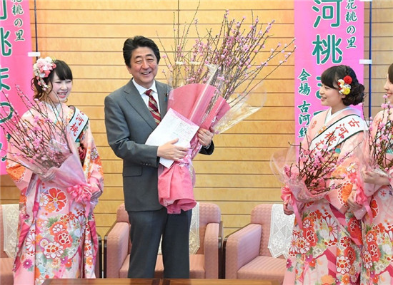 日本首相安倍晋三接见“古河桃娘”（图来自日本《每日新闻》）