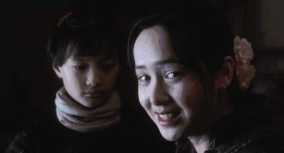 眼中有泪,却妩媚含笑.