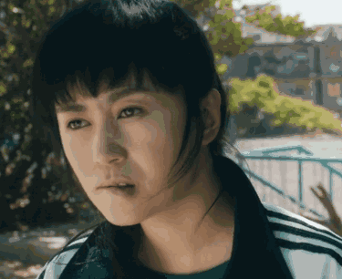 但随即要上台只能抹掉眼泪,继续扮演那个无所畏惧的女汉子