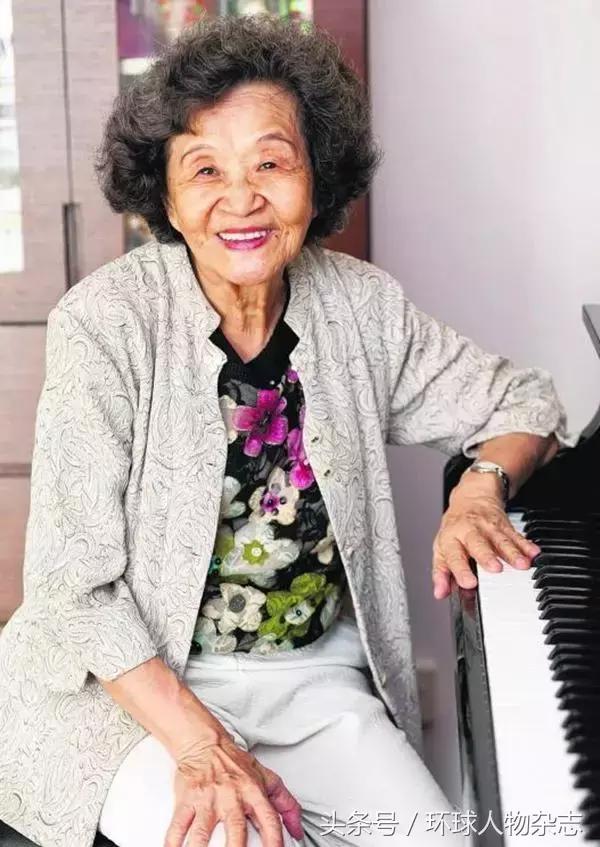 88岁老奶奶走上舞台，敲下钢琴键的那一刻，世界都安静了