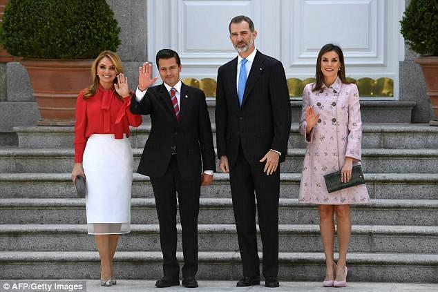 西班牙王后莱蒂齐亚陪同欢迎墨西哥总统, 小花粉色大衣显年轻美丽