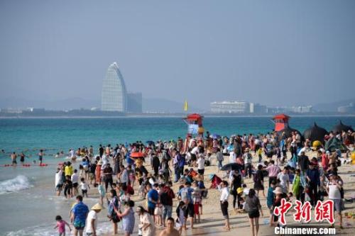 资料图：三亚的海滩挤满游客 　洪坚鹏 摄