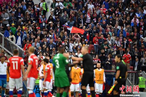 北京时间6月14日23点，俄罗斯世界杯揭幕战在莫斯科卢日尼基体育场打响。图为赛场中的中国元素。中新社记者 毛建军 摄