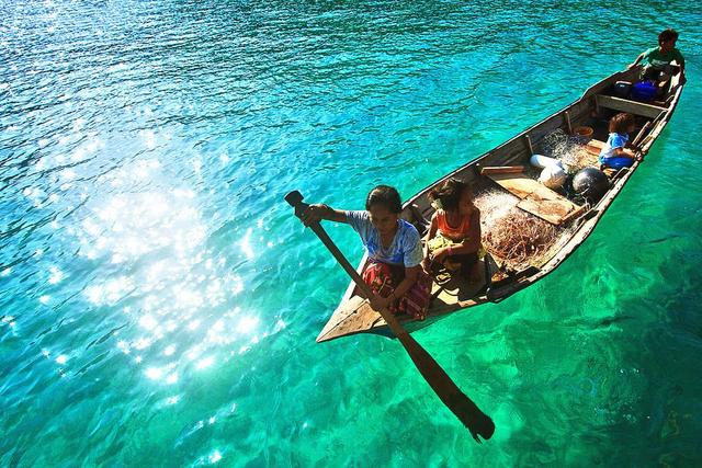 心酸!巴瑶族人从小弄破耳膜,没有国籍,终生不能