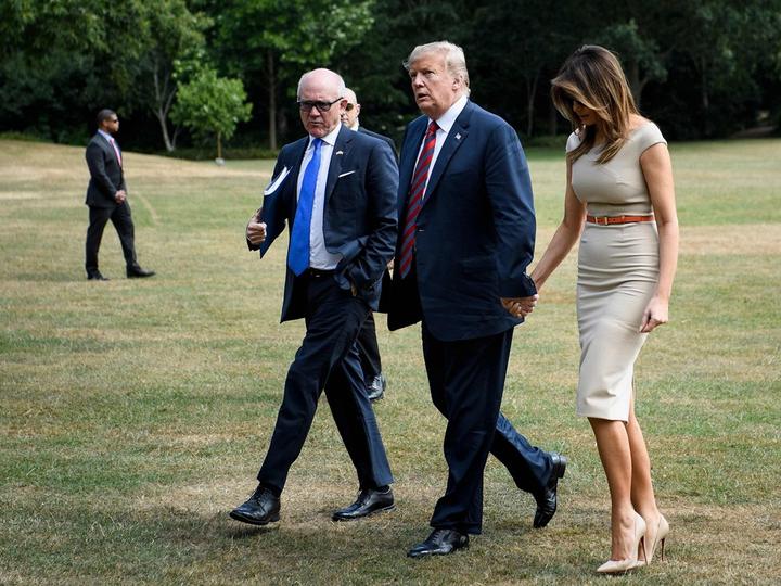 特朗普偕妻抵英 梅拉尼娅小腹隆起身材走样(组图)