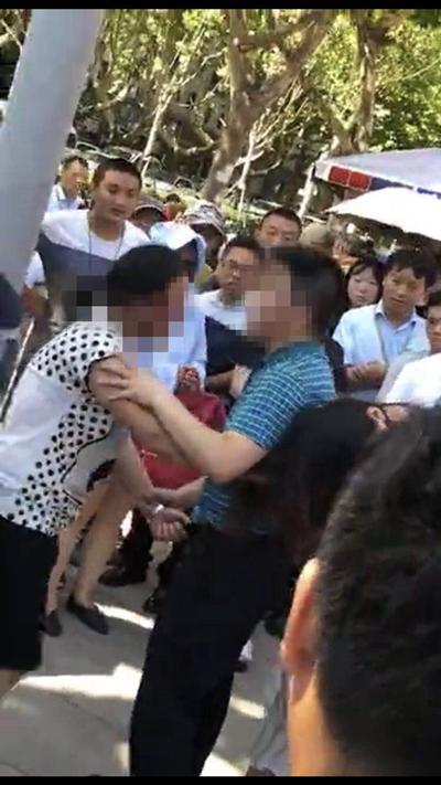 南京街头上演抓“小三”大战 假离婚变真离婚