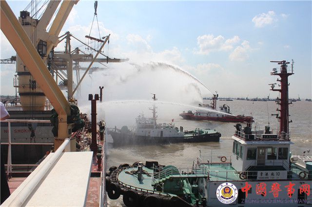 众志成城力斩火魔 近百名消防战斗员鏖战73小