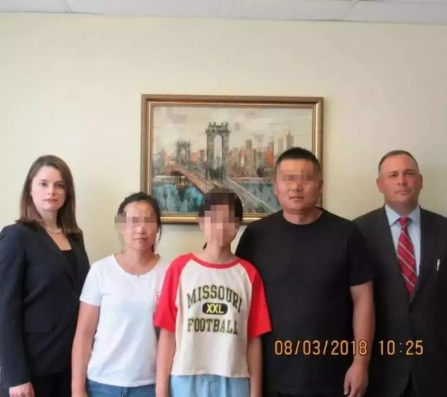 12岁中国女孩美国机场被绑架？带走她的父母看到新闻被吓得不轻