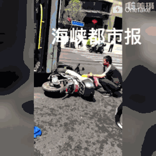 突发!福州温泉路口,电动车与公交车相撞!送餐骑手仍在抢救中