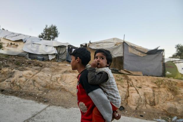 希腊难民营防备严冬环境差迫使移民企图自杀_