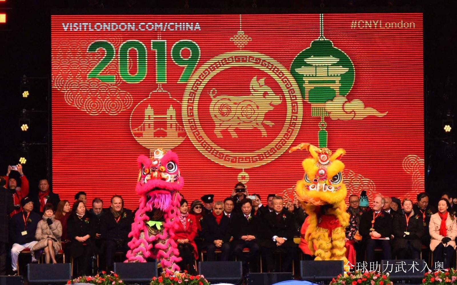 台上正中间是华埠商会主席邓柱廷OBE，左边是伦敦市长萨迪克·汗，右边则是中国驻英国大使刘晓明，.jpg