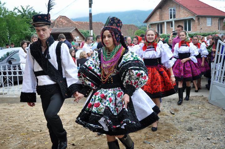 罗马尼亚马拉穆列什地区的传统婚礼（Shutterstock.com）