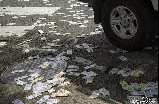 委内瑞拉街头满地钞票似废纸 人们都懒得捡了