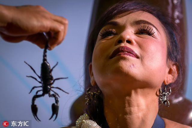 kaetkaew表演嘴含活蝎子.(图片署名: 东方ic)