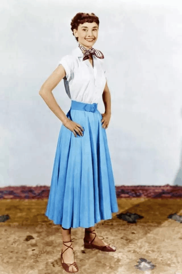 首页 新闻 正文 当年奥黛丽 - 赫本在《罗马假日》中的半身长裙造型