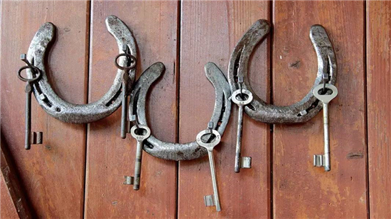 按照传统,马蹄铁应该开口朝上挂在门上,就能留住这家人的好运.