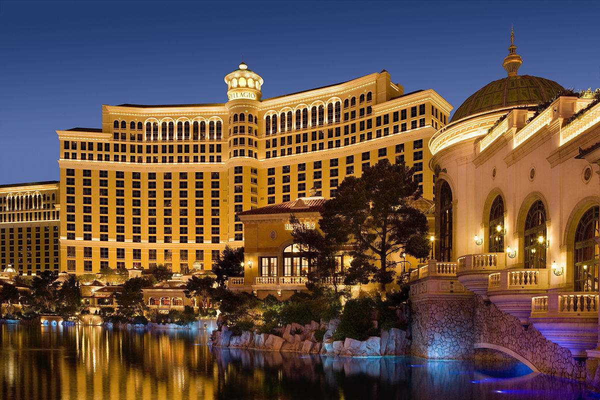 lake 湖旁的贝拉吉欧村庄建造的百乐宫大酒店,位于拉斯维加斯大道的最