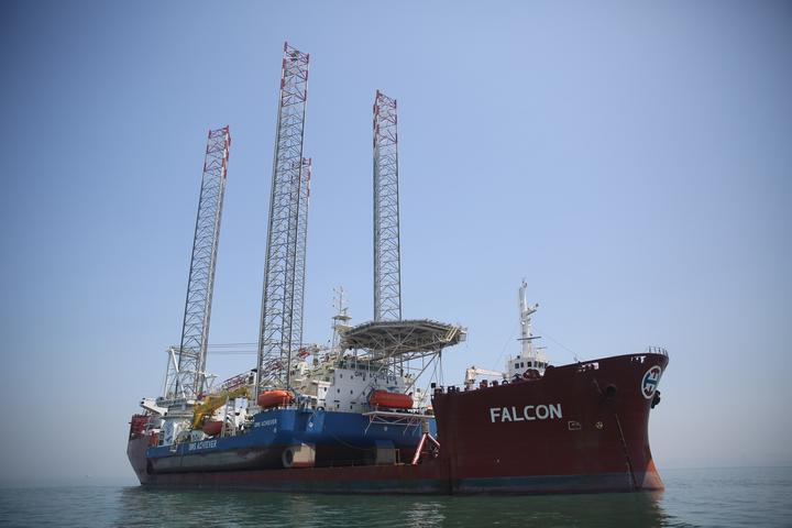 搭载110米桁架式自升式海工平台运输船离开码头.张进刚 摄