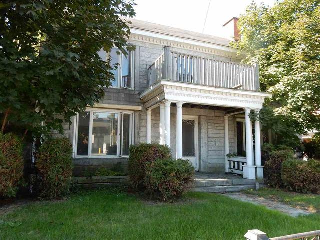 原来,位于佛蒙特州德比莱恩小镇的这所房子横跨美加国境线.