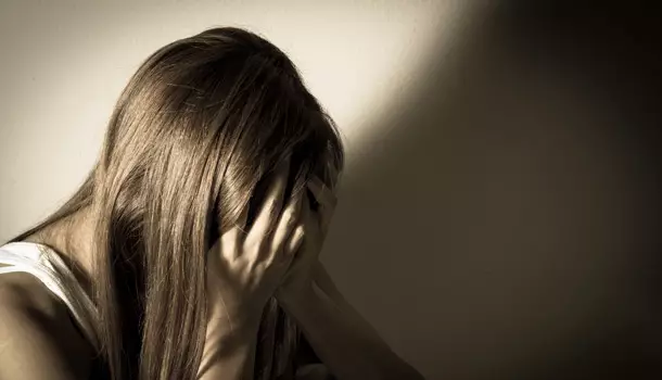 【意·焦点】人间悲剧: 人生艰难, 母女双双服毒自尽, 结果女儿没死成