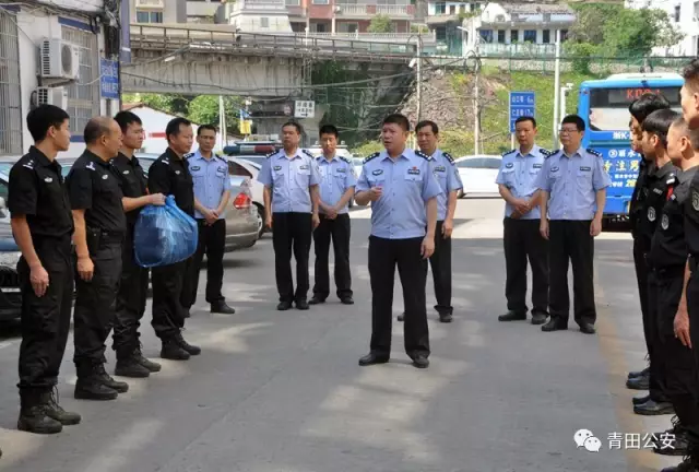 7月24日上午,县委常委,公安局长颜华荣带领政委刘光献,常务副局长