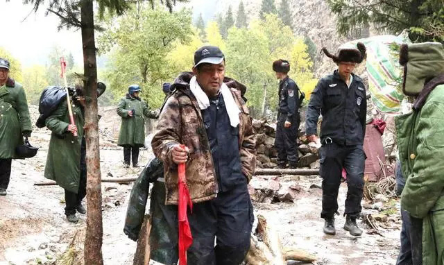 公安局副局长,2015年,他沿山搜寻"9·18"严重暴恐案件中的犯罪分子