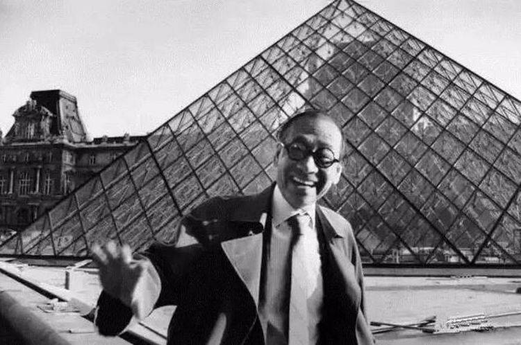 贝聿铭站在他设计的卢浮宫金字塔前