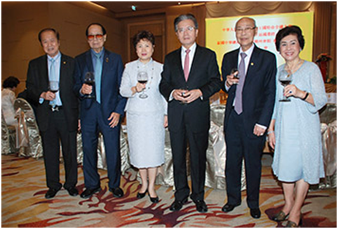 图四:宁赋魁大使暨夫人初庆玲女士,吴宏丰博士,刘锦庭,陈振治陈郑丽明