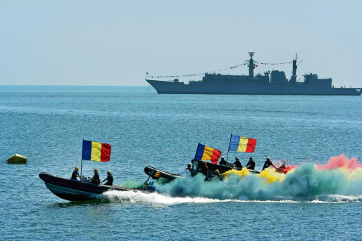 罗马尼亚全国庆祝海军节 性感美女也助兴