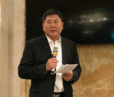 纪欣然父母向蔡玟慧律师致赠锦旗表达感谢.