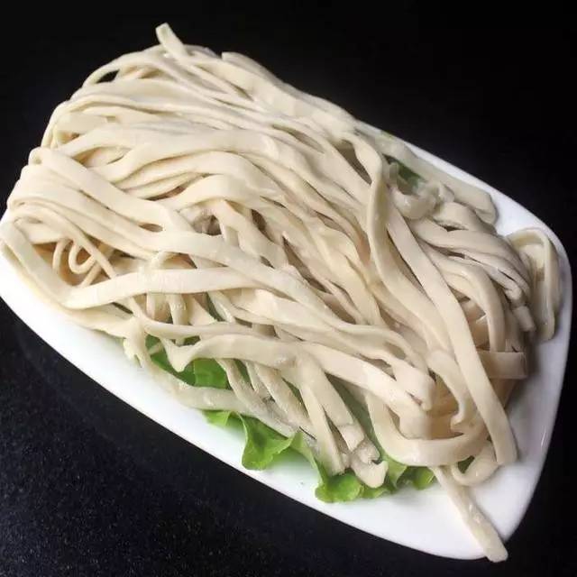 顾名思义,其实是薄面的意思,和别的面条比起来,压成又扁又长的一条.