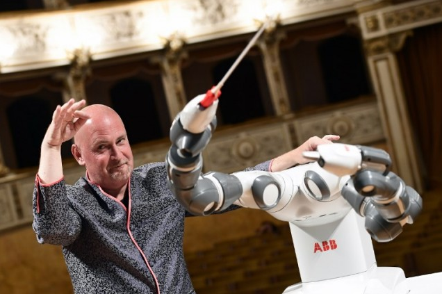 进军艺术界 机器人担任意大利乐团指挥