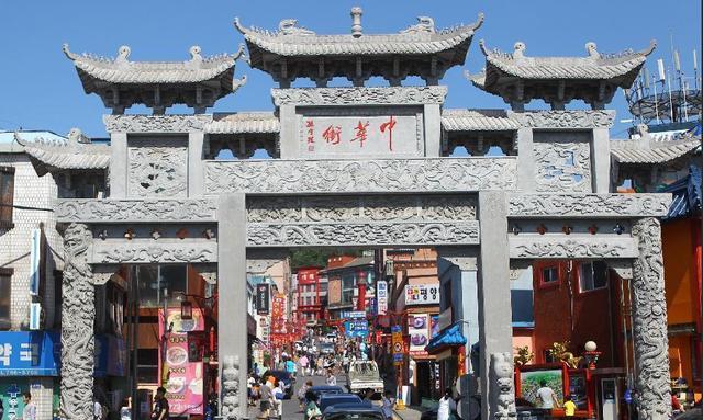 中华街是一个小社区,里面有40来家中式餐馆和商店,经营者也以韩国人居