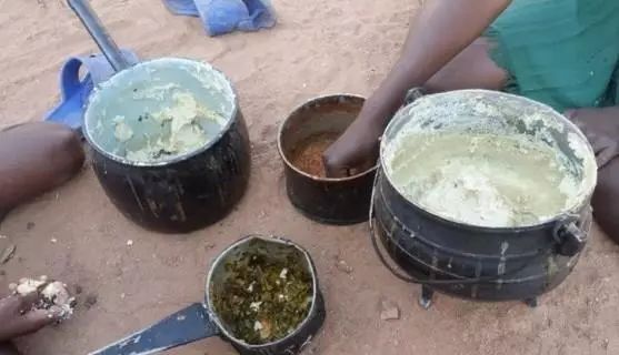 实拍:非洲穷人的真实生活,吃不饱穿不暖,饿得连苍蝇都不放过